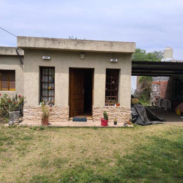 VENTA - CASA 2 DORM. - B° EL REFUGIO.