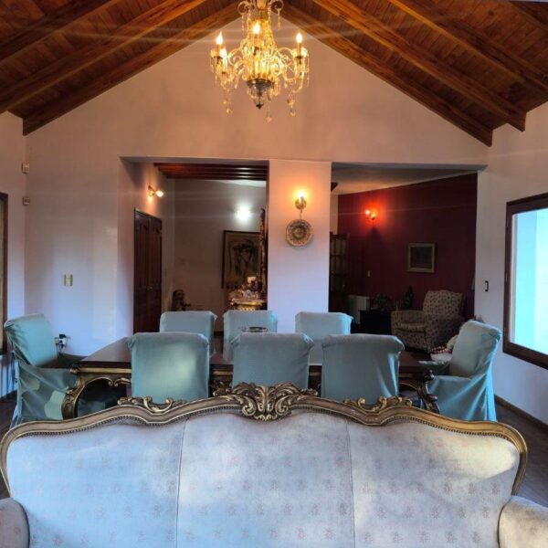 VENTA - CASA 4 DORM. - B° VILLA RIVERA INDARTE.