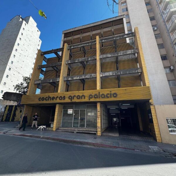 VENTA - COCHERA - B° CENTRO.